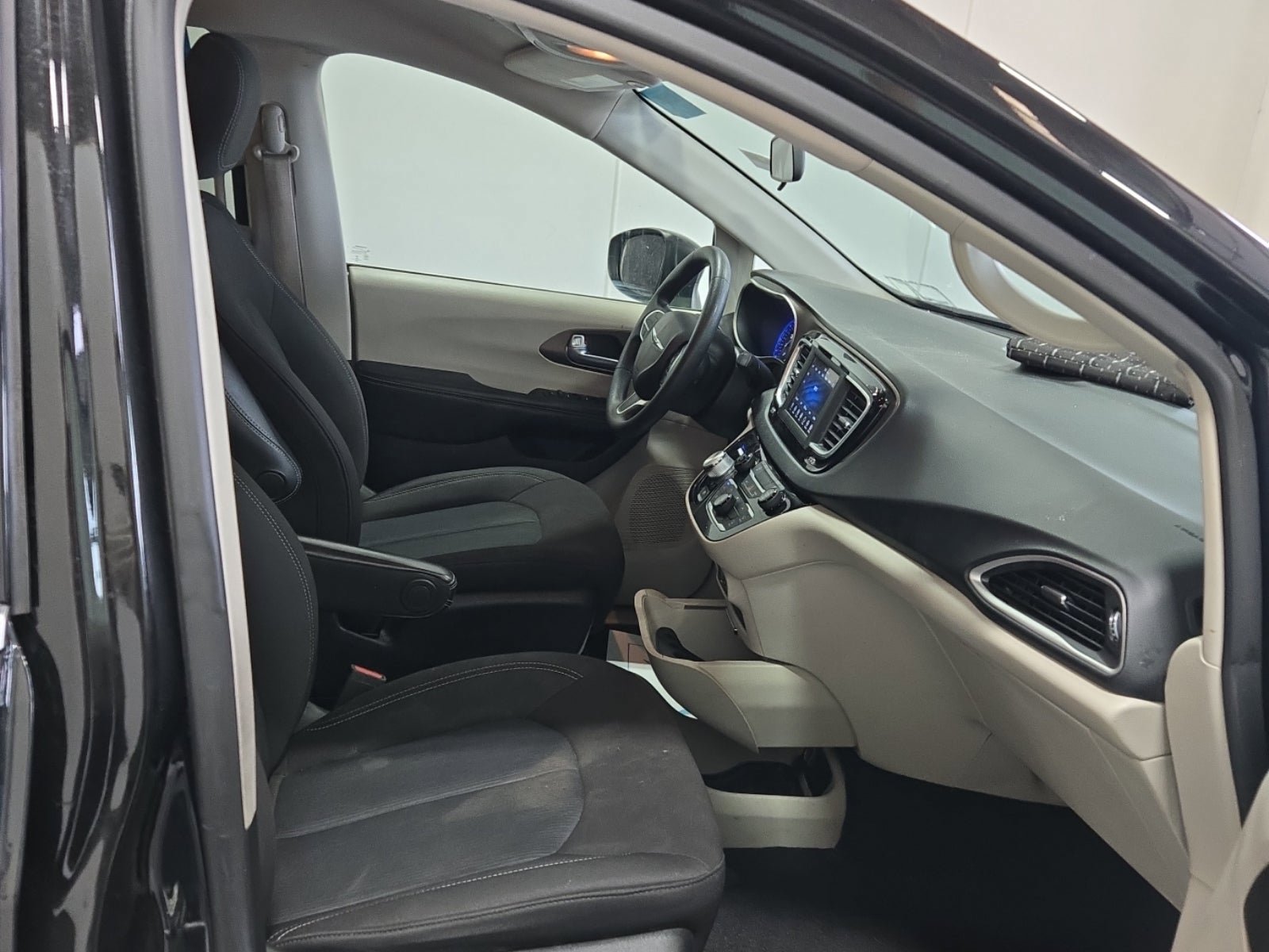 Used 2021 Chrysler Voyager L image 14