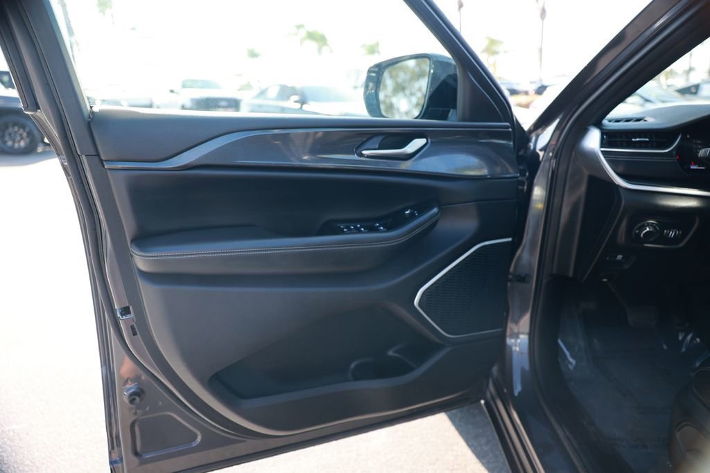 Used 2022 Jeep Grand Cherokee L Laredo RWD image 16