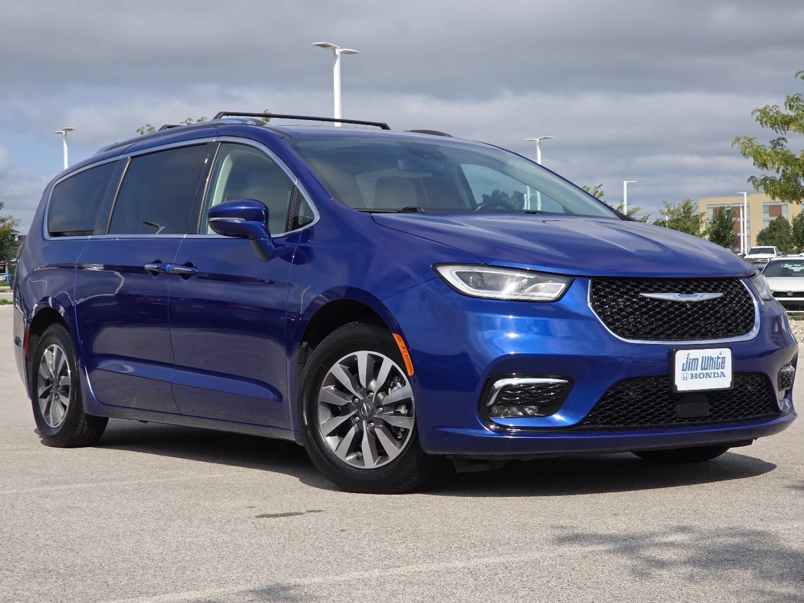 Used 2021 Chrysler Pacifica Touring-L FWD image 2