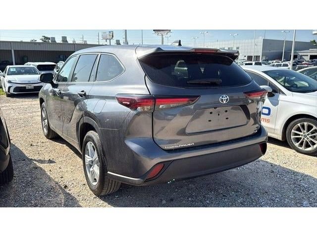 Used 2024 Toyota Highlander LE FWD image 5