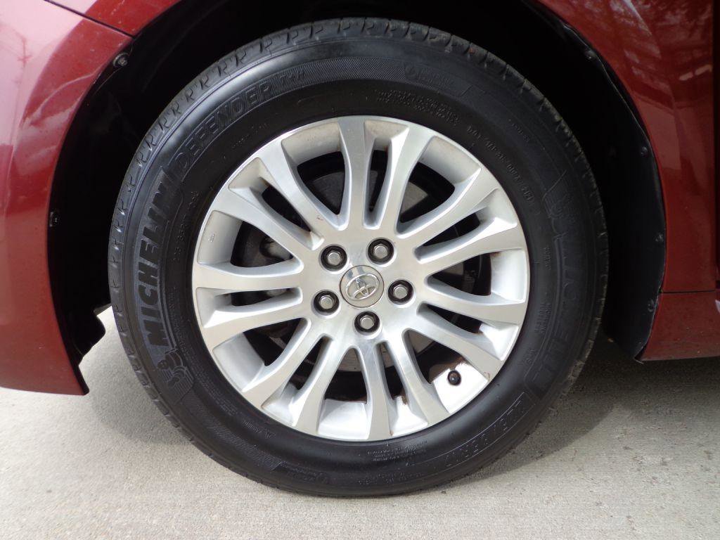 Used 2015 Toyota Sienna XLE w/ XLE Navigation Package FWD image 7