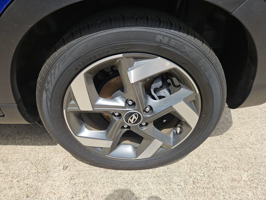 Used 2025 Hyundai Venue SEL image 25