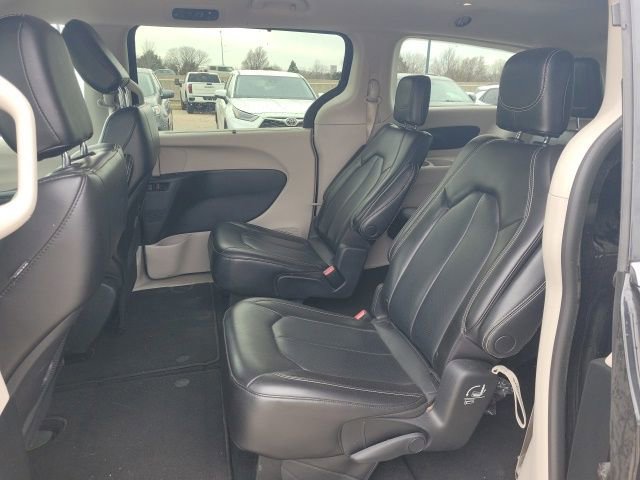 Used 2023 Chrysler Pacifica Touring-L image 18