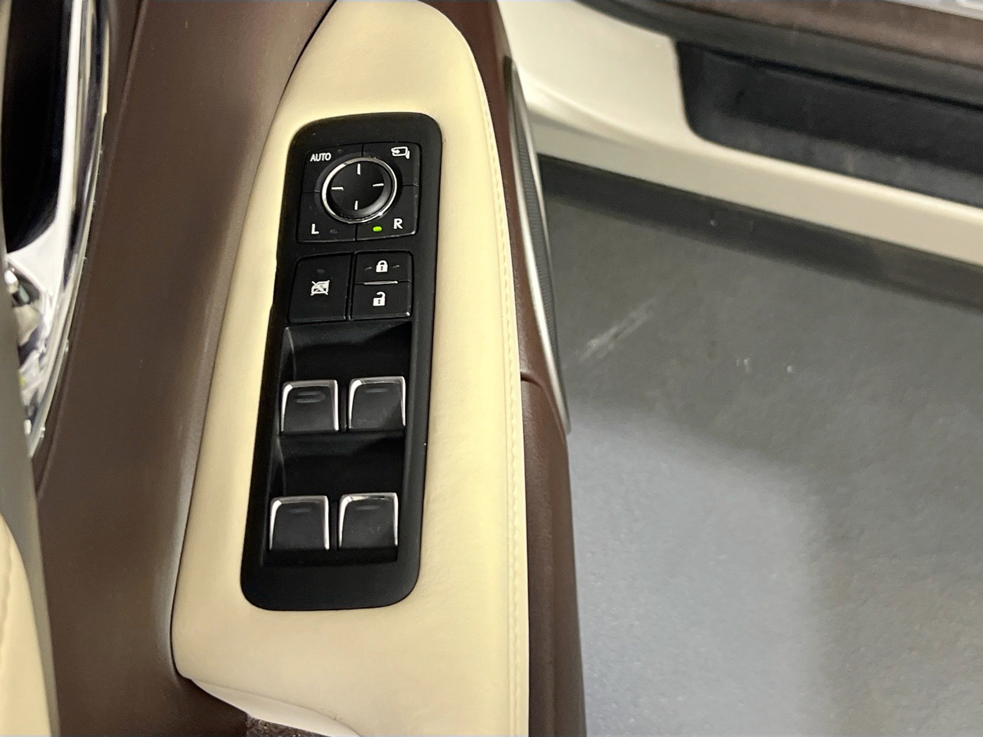 Used 2018 Lexus RX 450h AWD w/ Premium Package image 18