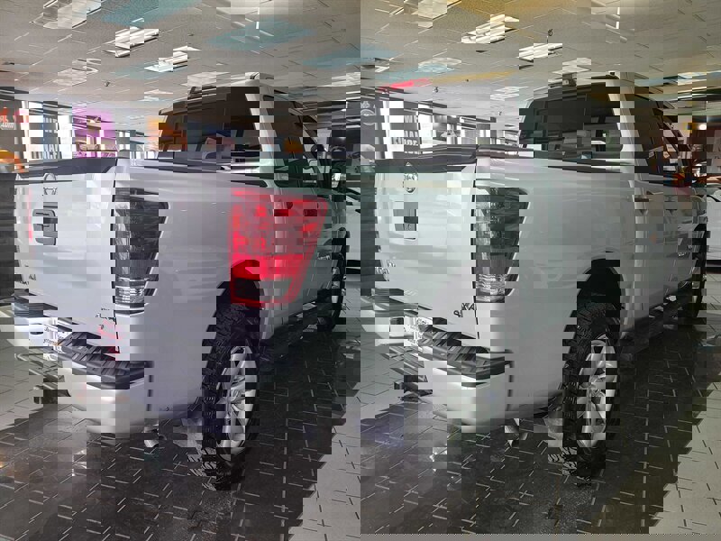 Used 2015 Nissan Titan SV image 5