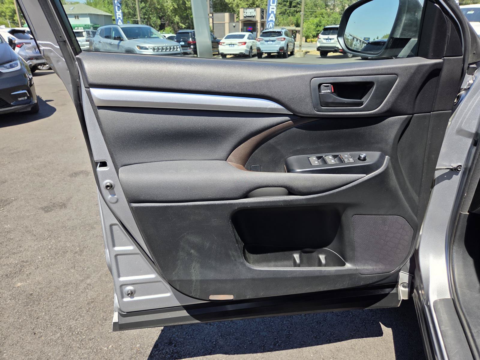 Used 2016 Toyota Highlander LE AWD/4WD image 13