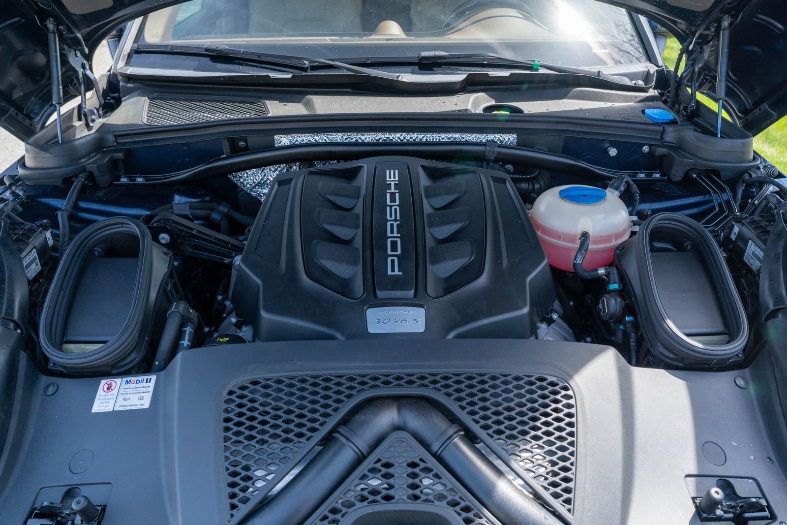 Certified 2018 Porsche Macan S image 17