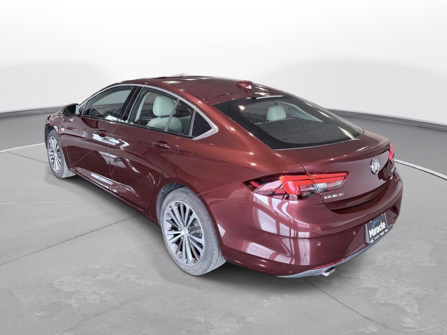 Used 2018 Buick Regal Essence w/ Driver Confidence Package #1 FWD image 4
