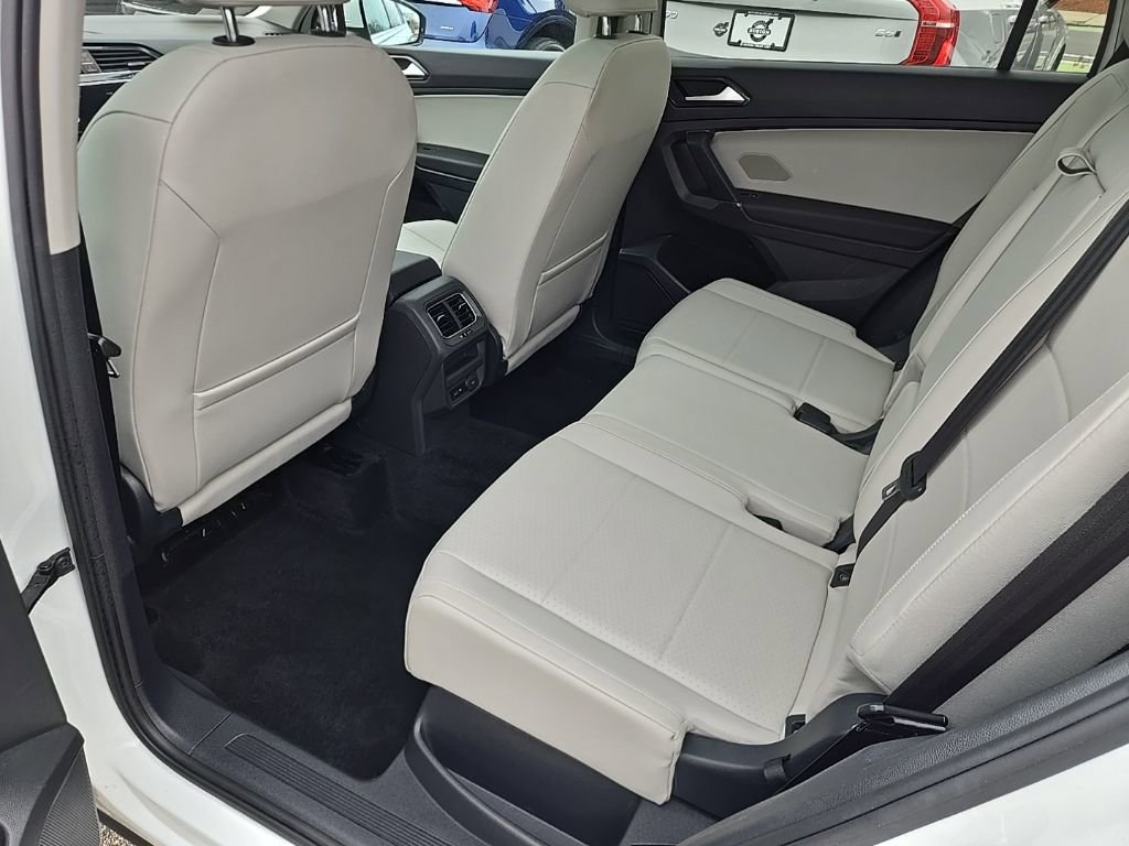 Used 2018 Volkswagen Tiguan SE w/ Panoramic Sunroof Package image 11
