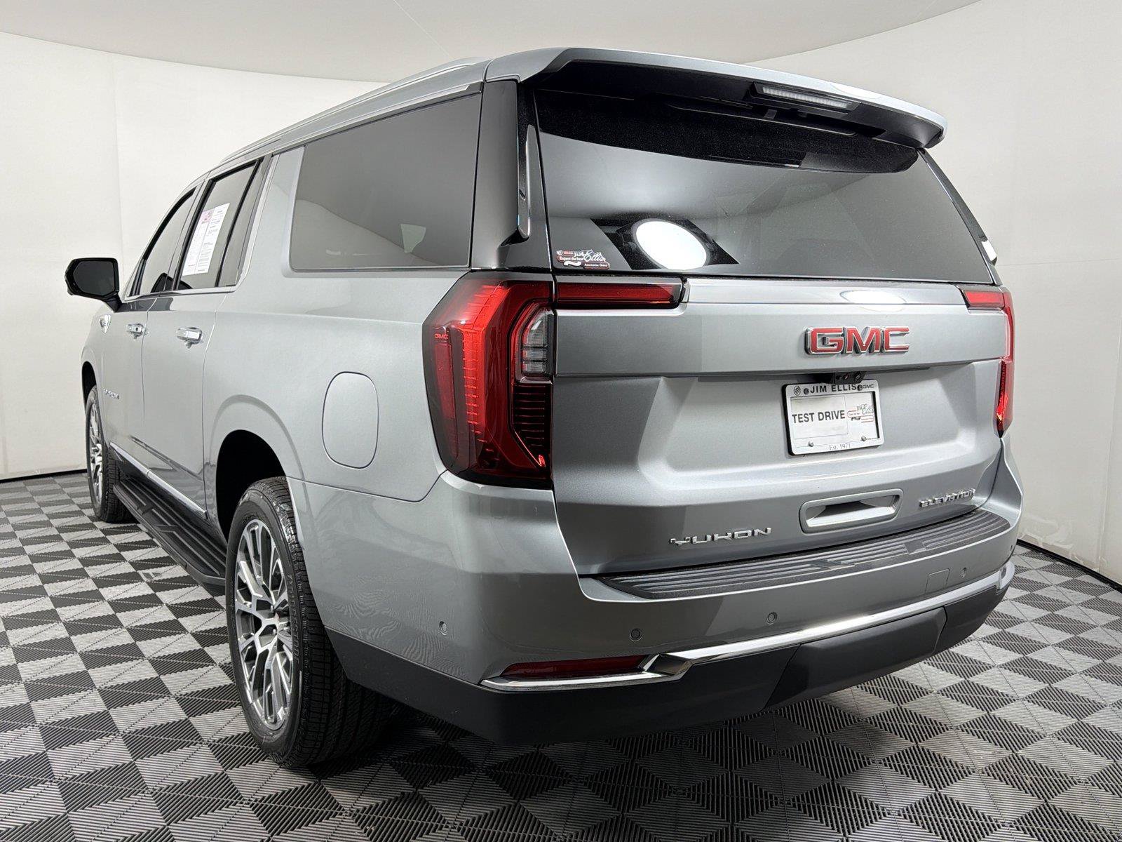 Used 2026 GMC Yukon XL Elevation w/ Elevation Premium Package RWD image 4