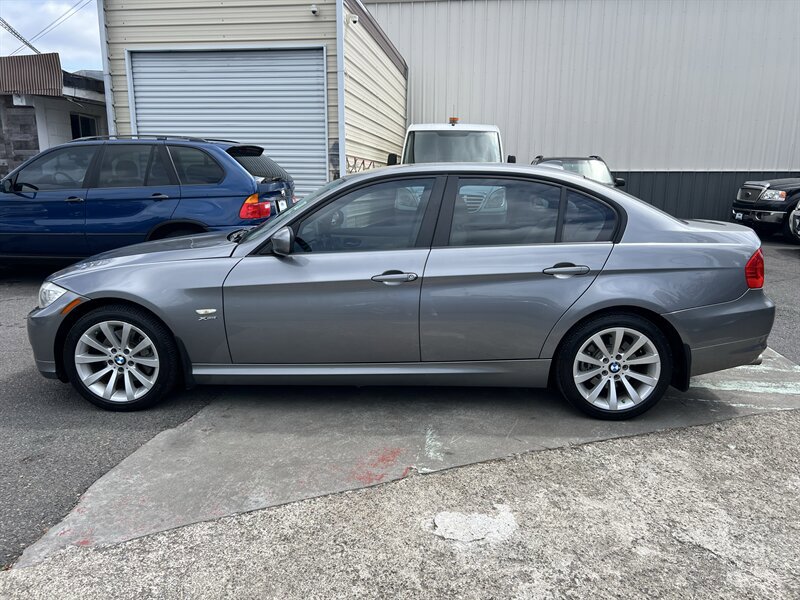 Used 2011 BMW 328i xDrive Sedan AWD/4WD image 2
