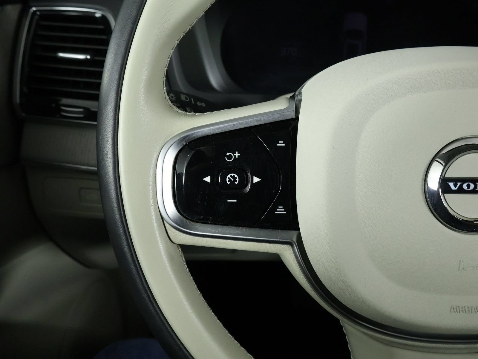 Certified 2025 Volvo XC90 T8 Plus w/ Protection Package Premier AWD/4WD image 10
