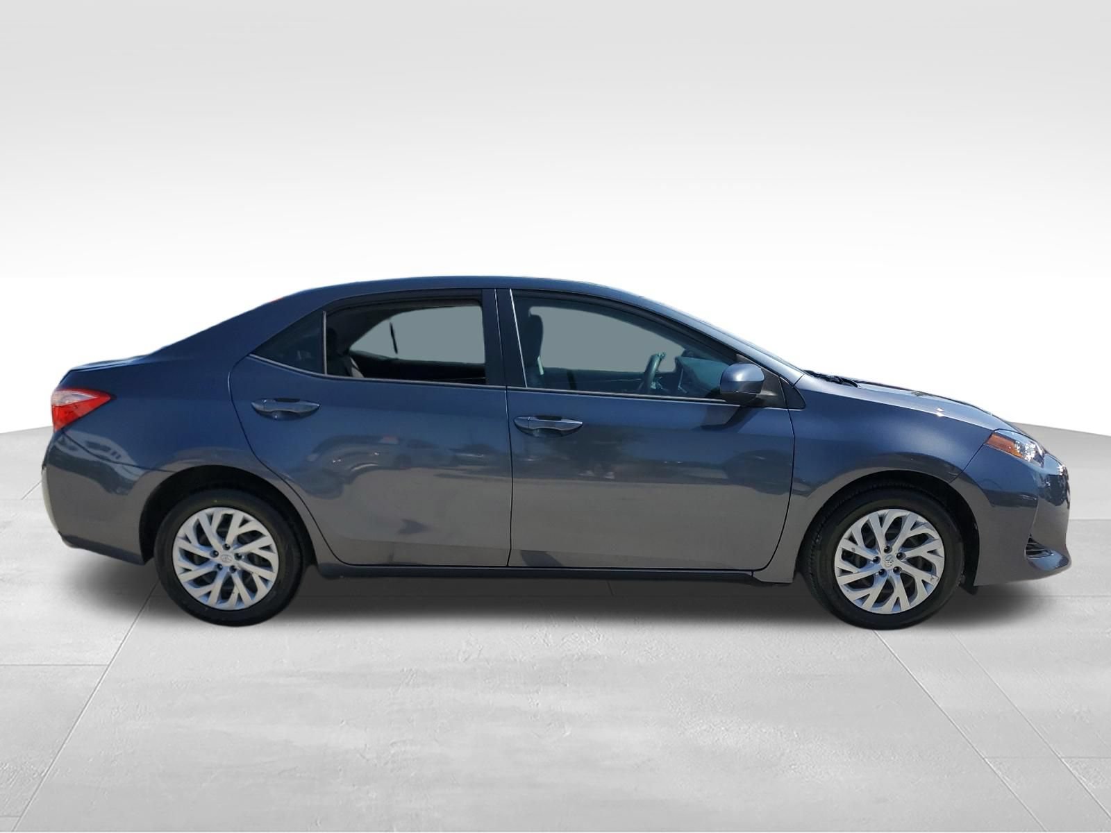 Used 2018 Toyota Corolla LE FWD image 4