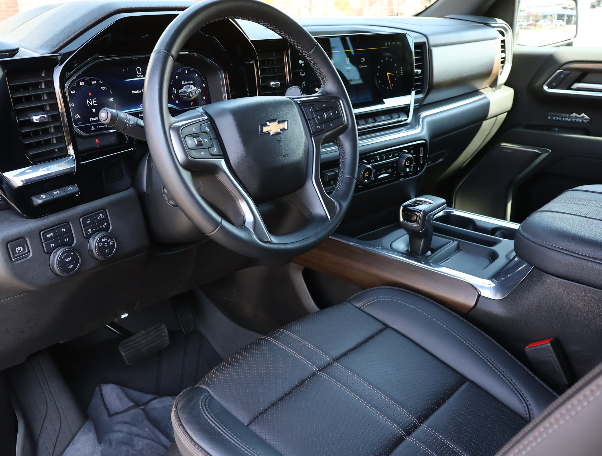Used 2023 Chevrolet Silverado 1500 High Country w/ High Country Premium Package AWD/4WD image 3