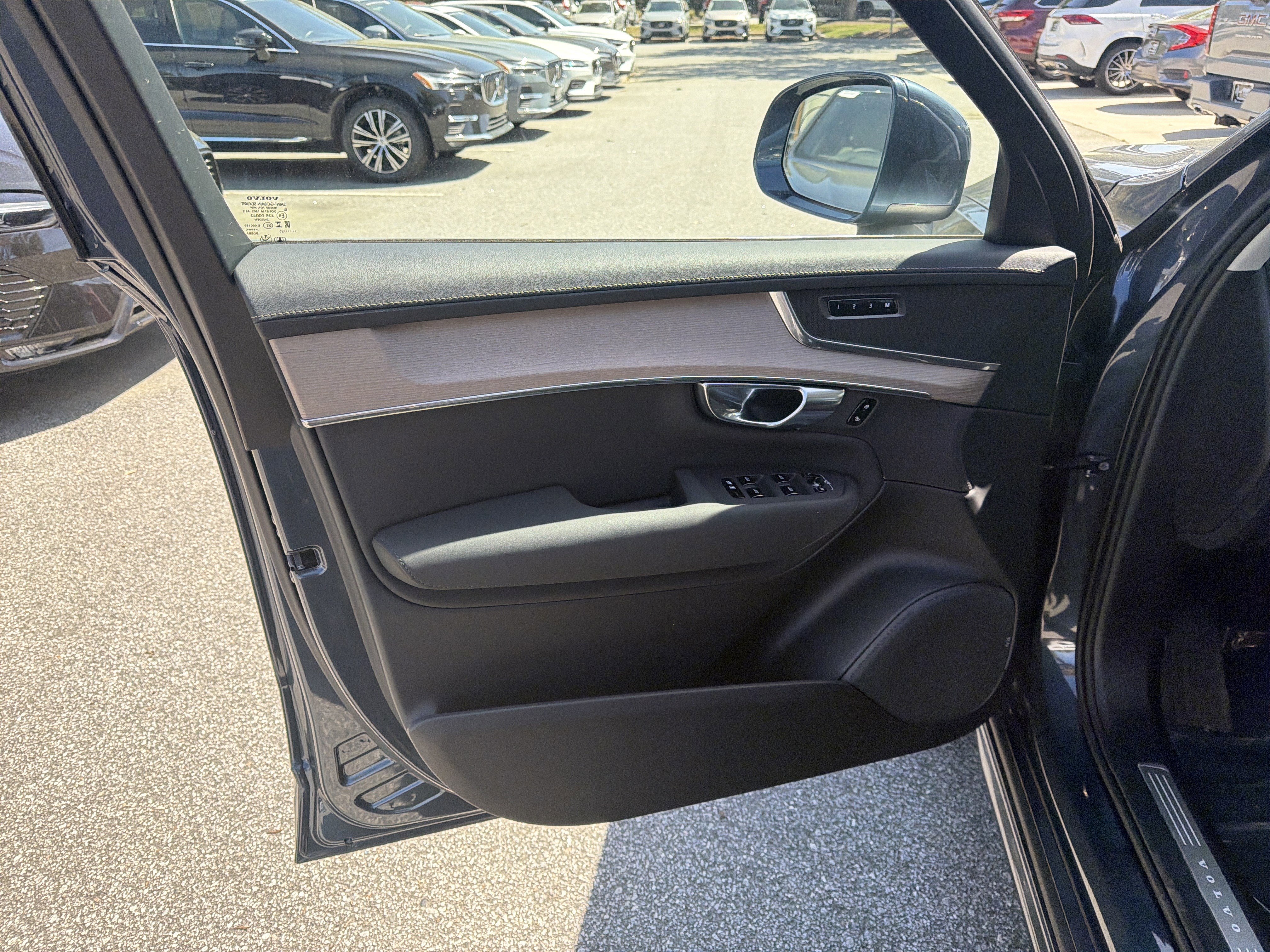 Used 2025 Volvo XC90 B6 Plus image 14