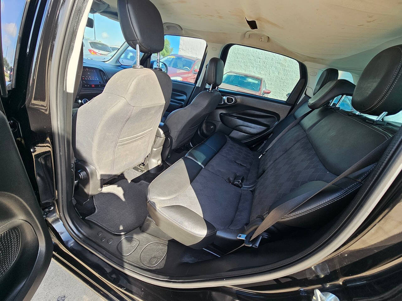 Used 2017 FIAT 500L Lounge w/ Premium Package FWD image 9