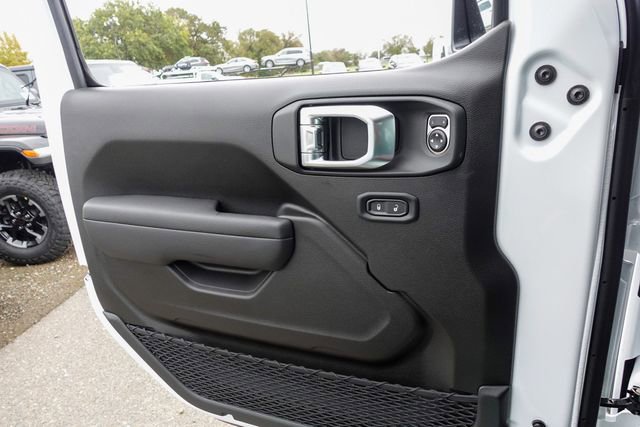 New 2026 Jeep Wrangler Unlimited Rubicon w/ Technology Group AWD/4WD image 17