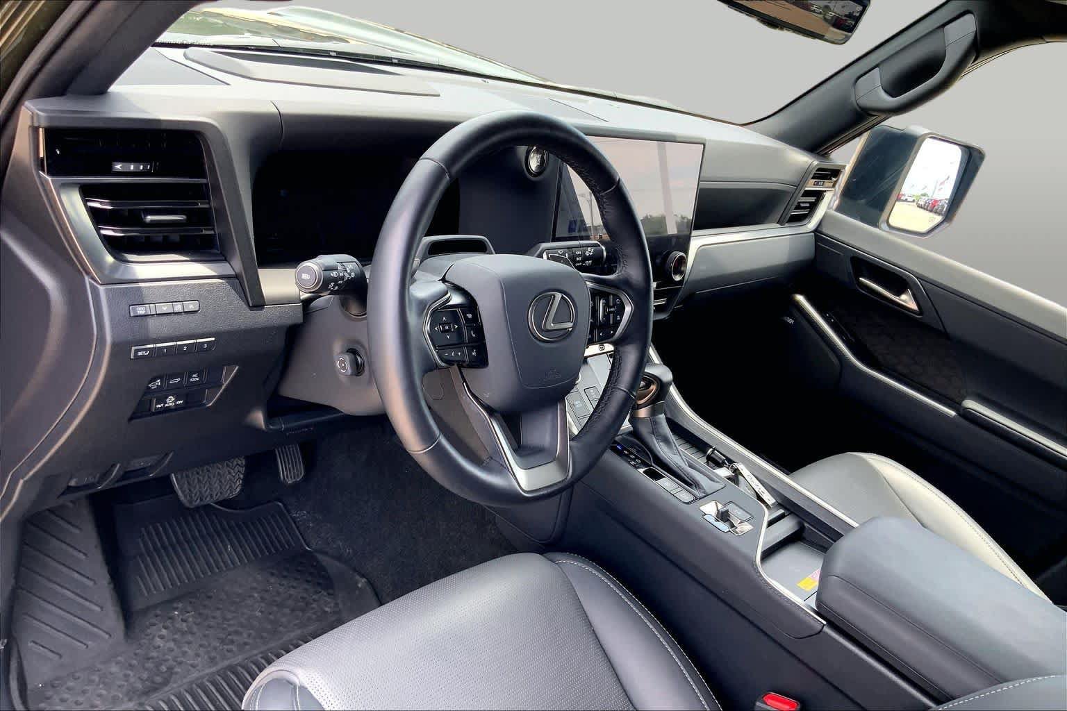 Used 2024 Lexus GX 550 w/ Accessory Package (2T) AWD/4WD image 18