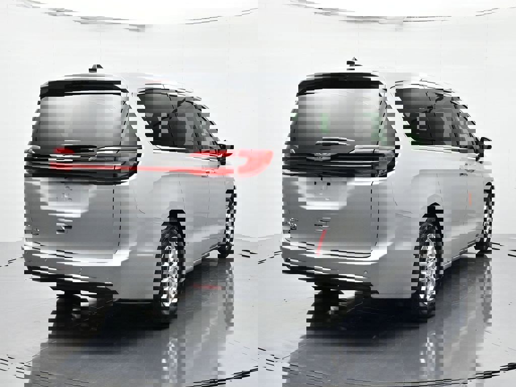 New 2026 Chrysler Pacifica Select image 5