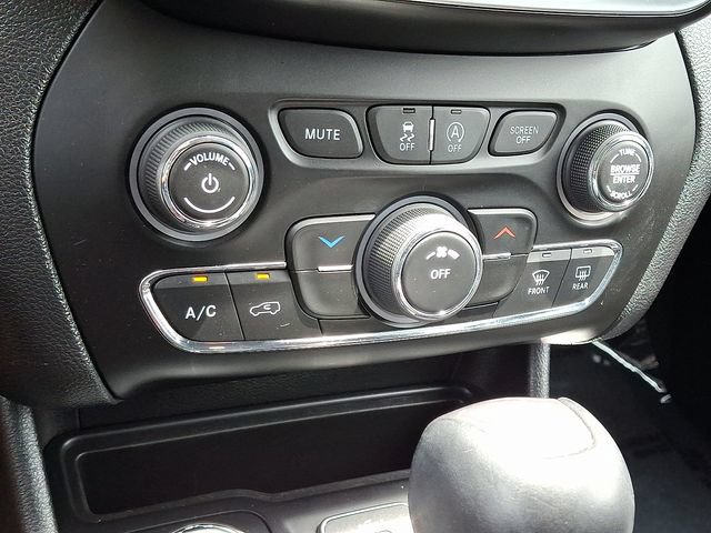 Used 2019 Jeep Cherokee Latitude Plus AWD/4WD image 11
