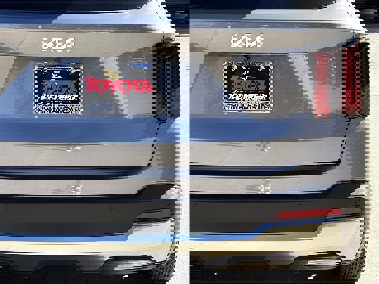 Used 2024 Kia Sorento S w/ Panoramic Sunroof Package image 6