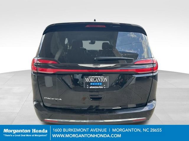 Used 2024 Chrysler Pacifica Touring-L image 8