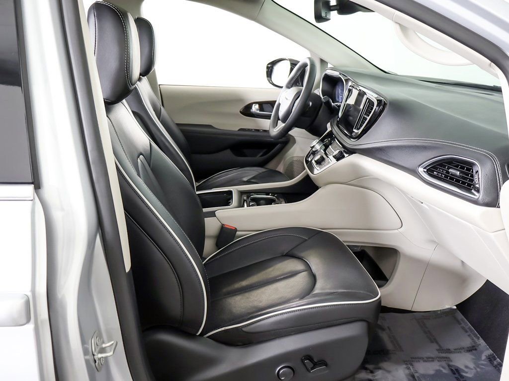 Used 2024 Chrysler Pacifica Limited image 36