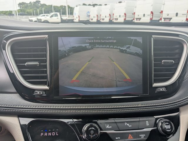 Used 2024 Chrysler Pacifica Limited FWD image 13