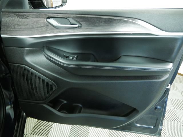 Used 2023 Jeep Grand Cherokee Limited w/ Trailer Tow Prep Group (B) AWD/4WD image 12