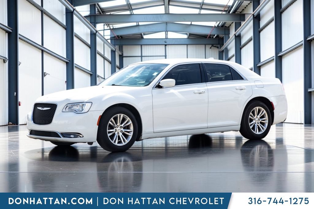 Used 2020 Chrysler 300 Touring w/ Driver Convenience Group RWD image 2