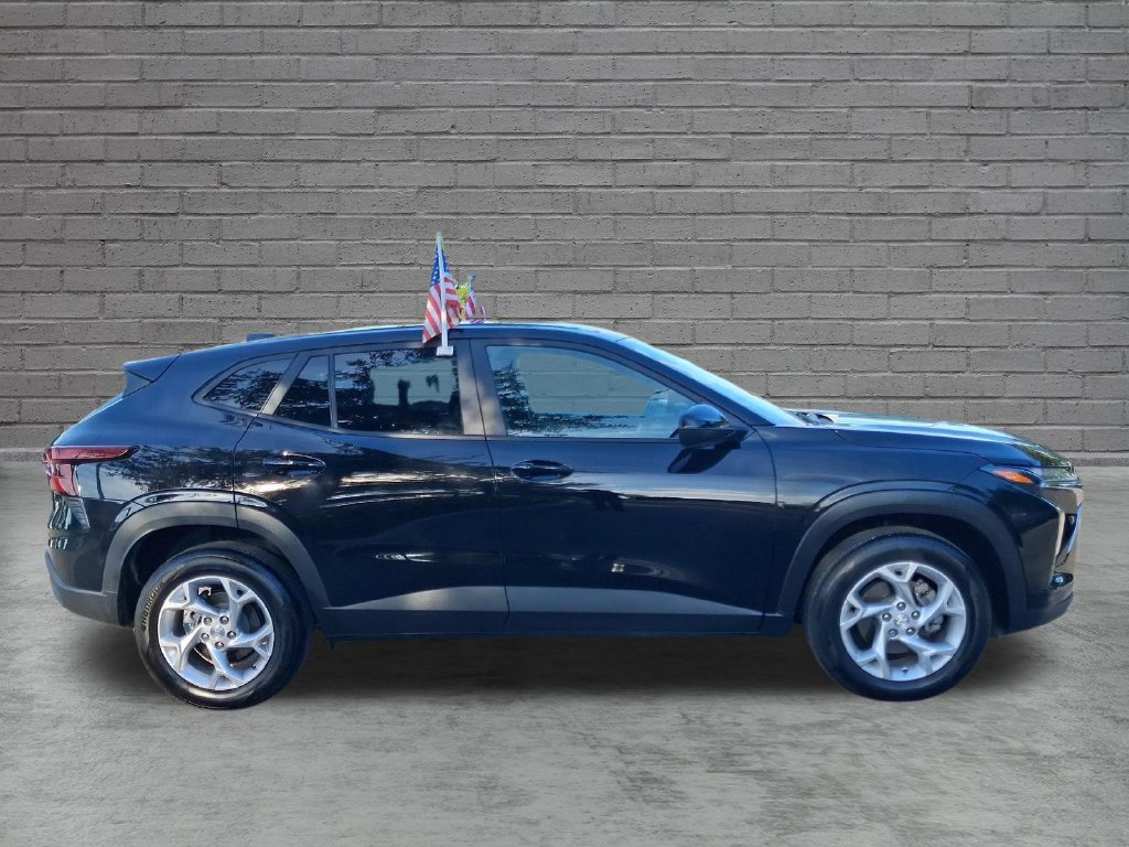 Used 2026 Chevrolet Trax LS w/ LS Convenience Package FWD image 9