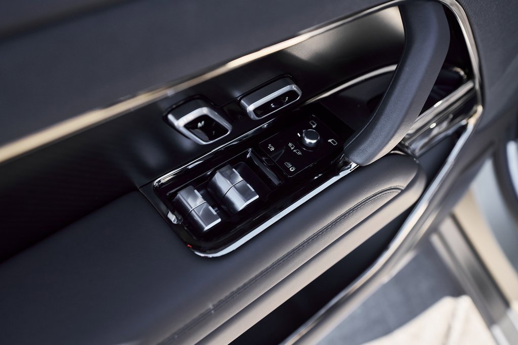 Used 2024 Land Rover Range Rover Sport SV Edition One Carbon Bronze image 33