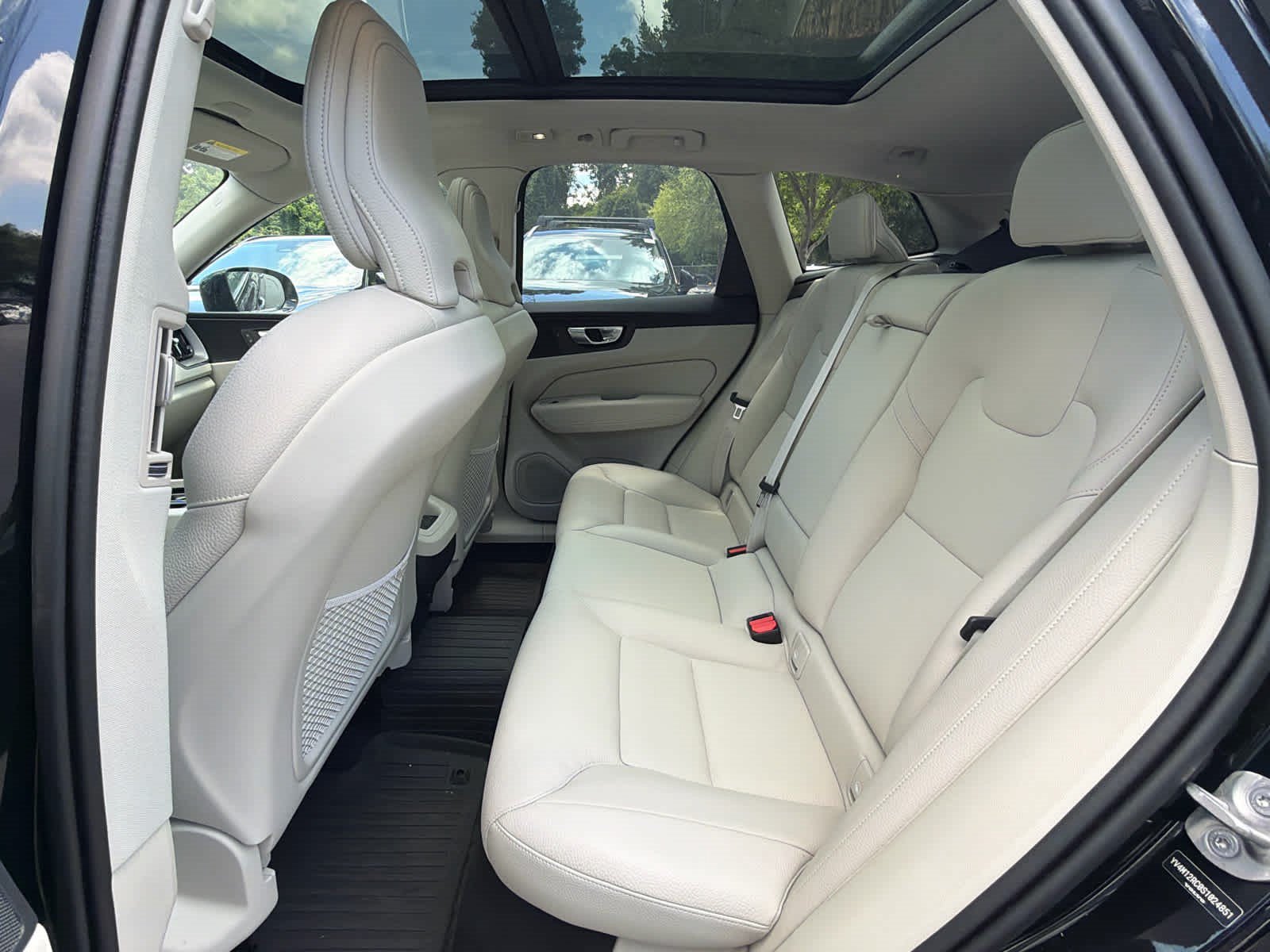 Used 2025 Volvo XC60 B5 Plus w/ Protection Package Premier AWD/4WD image 22