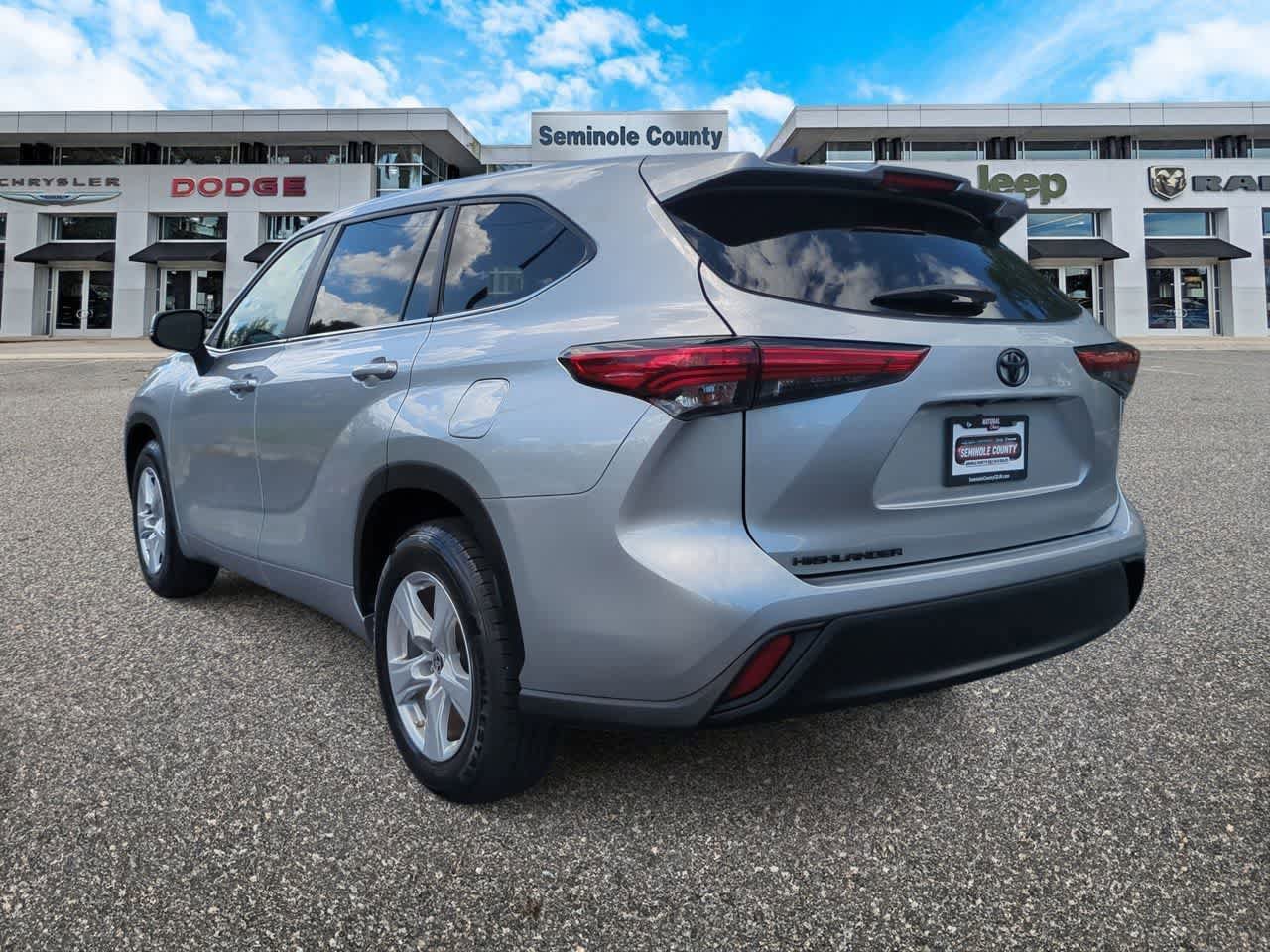 Used 2023 Toyota Highlander L FWD image 6