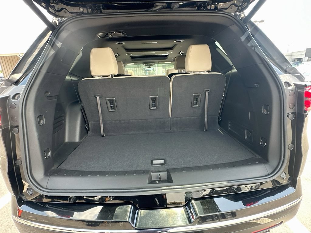 Used 2023 Chevrolet Traverse Premier FWD image 28