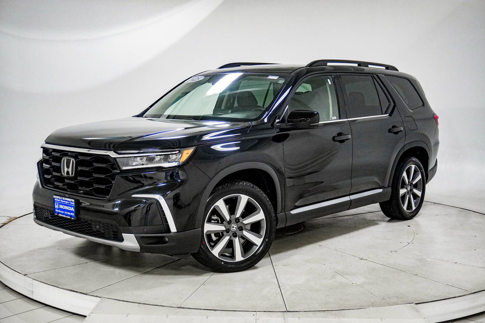 Used 2023 Honda Pilot Touring image 1