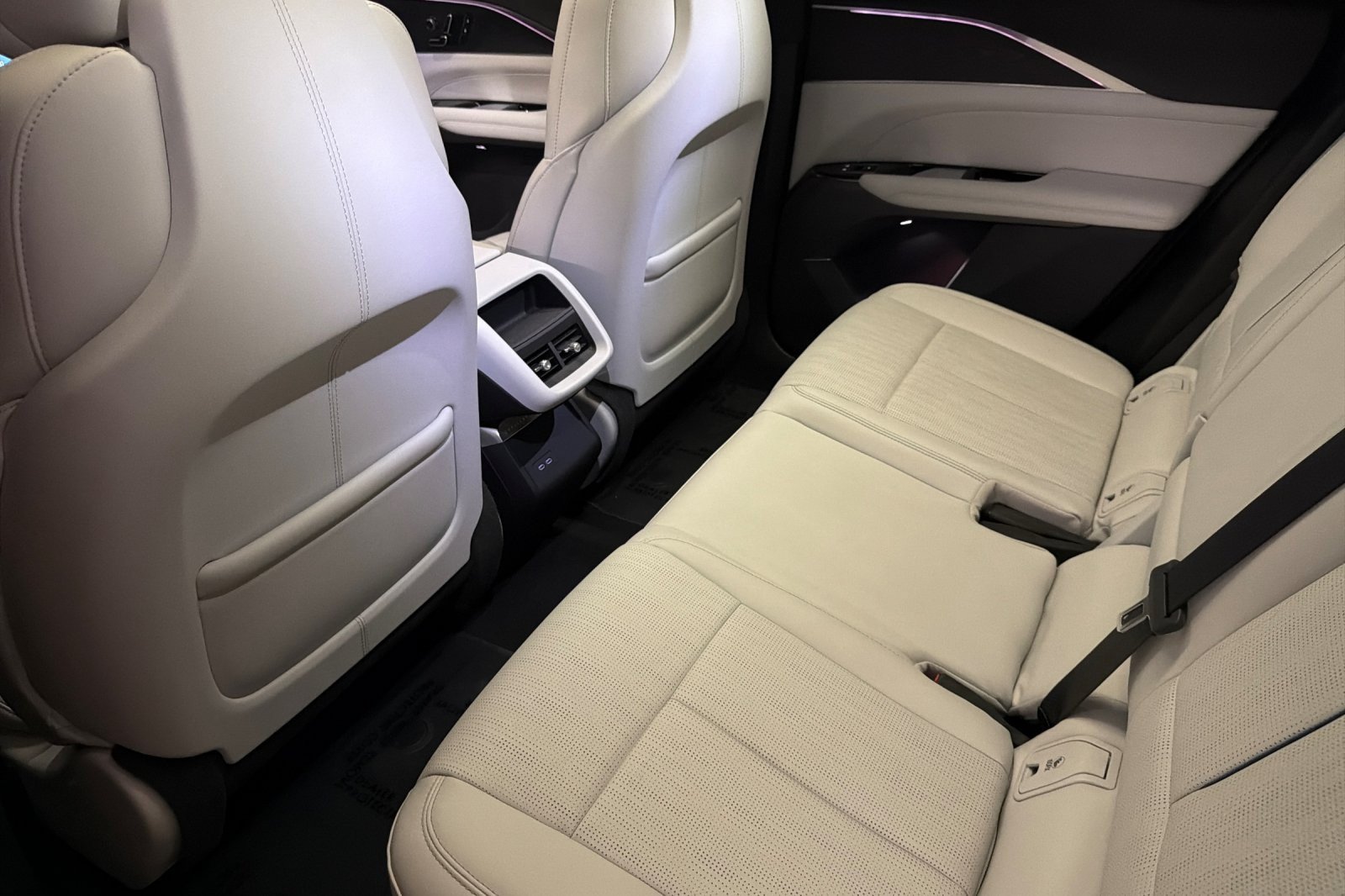 Used 2024 Cadillac Lyriq Luxury AWD/4WD image 11