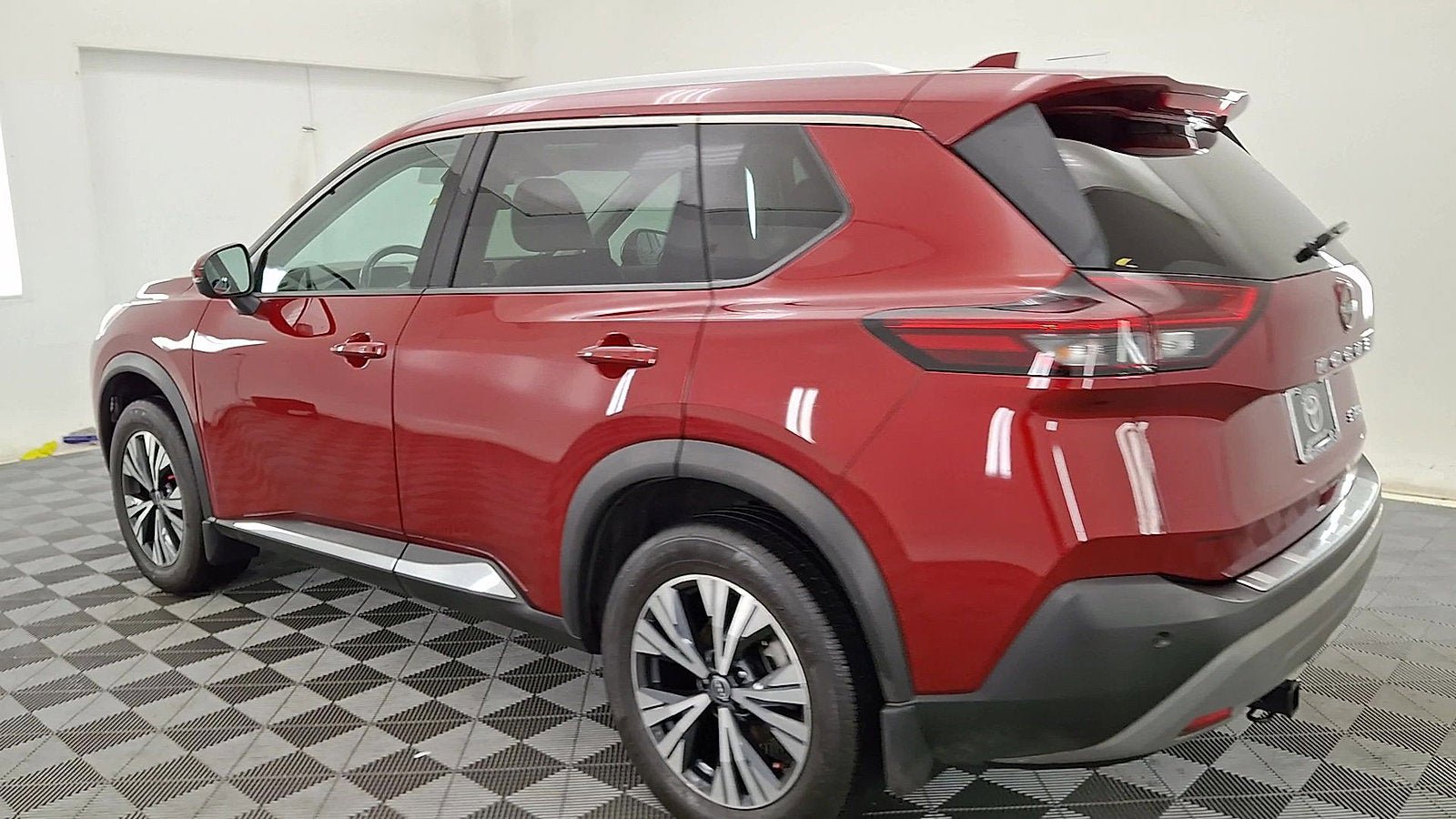 Used 2023 Nissan Rogue SV w/ SV Premium Package image 2