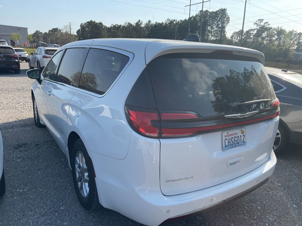 Used 2023 Chrysler Pacifica Touring-L image 4