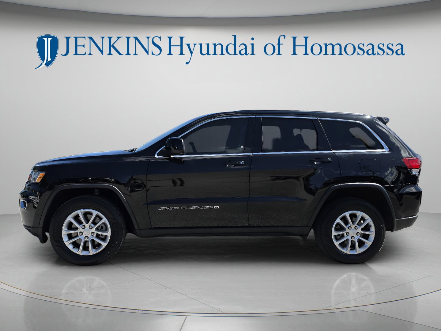 Used 2022 Jeep Grand Cherokee Laredo X RWD image 9