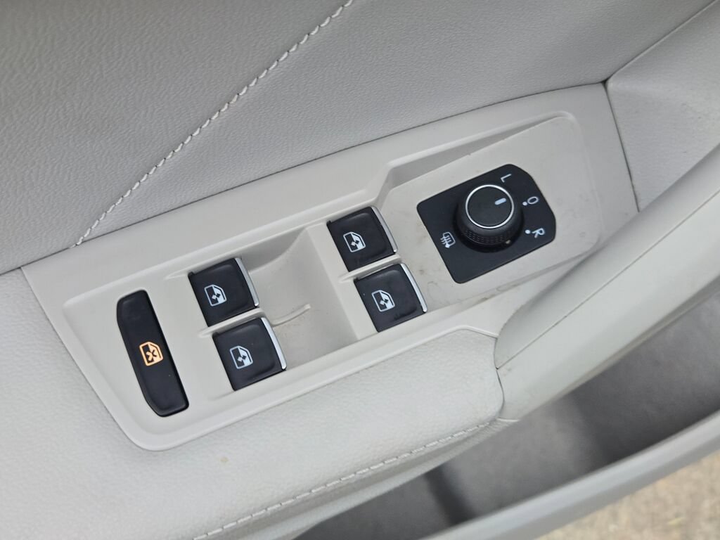 Used 2022 Volkswagen Tiguan SE AWD/4WD image 22