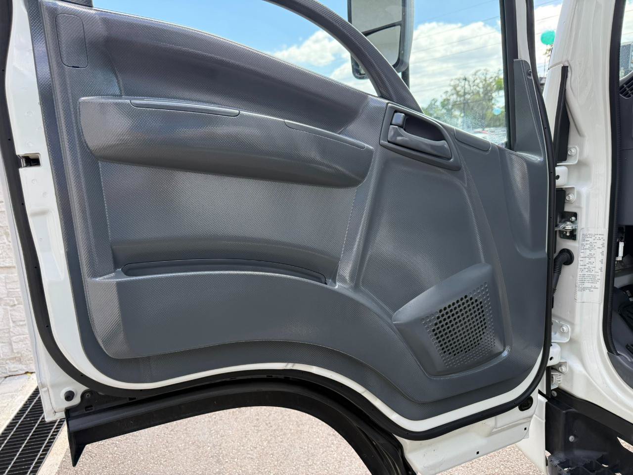 Used 2019 Isuzu NPR RWD image 21