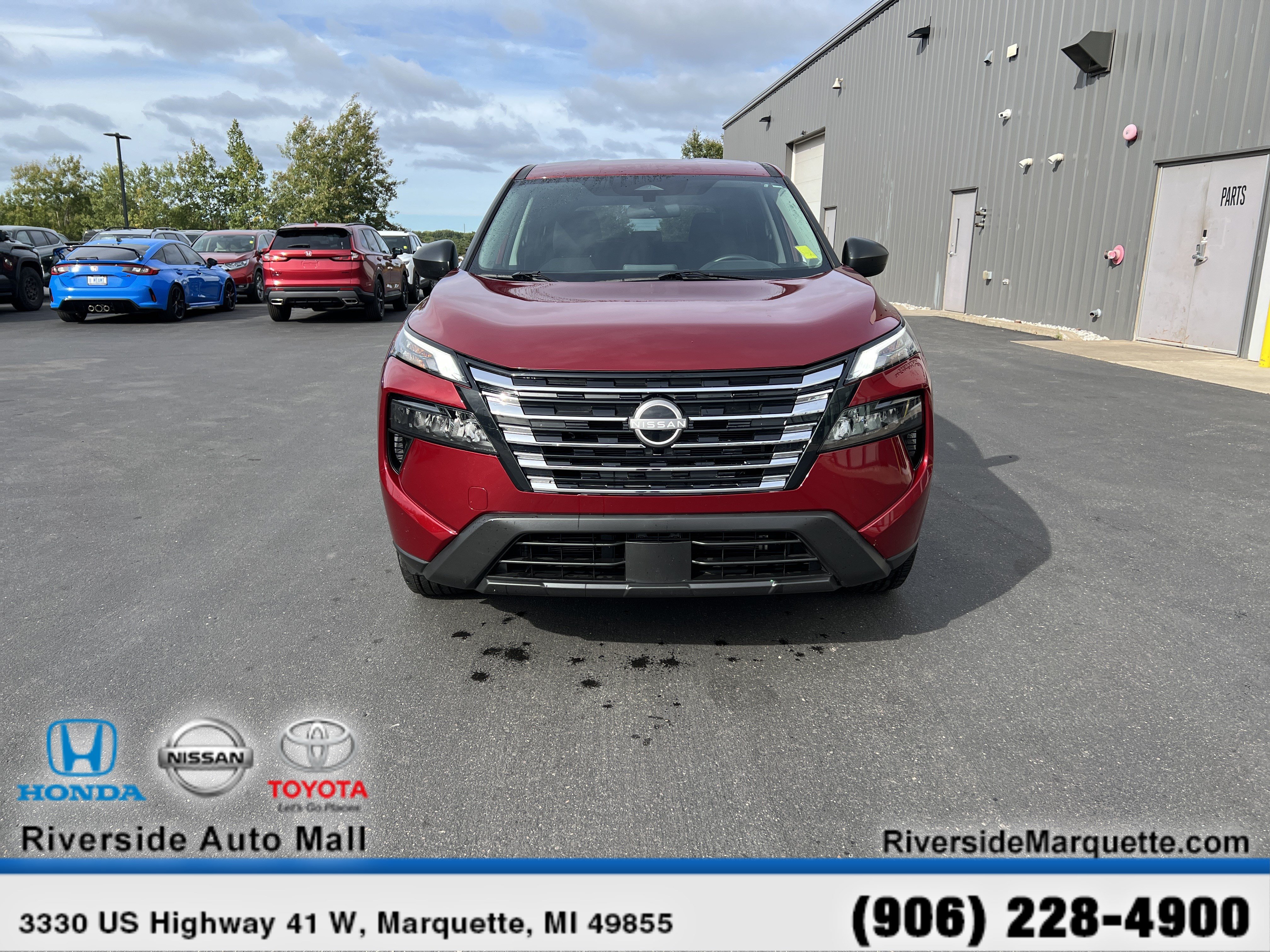 Used 2025 Nissan Rogue S AWD/4WD image 2
