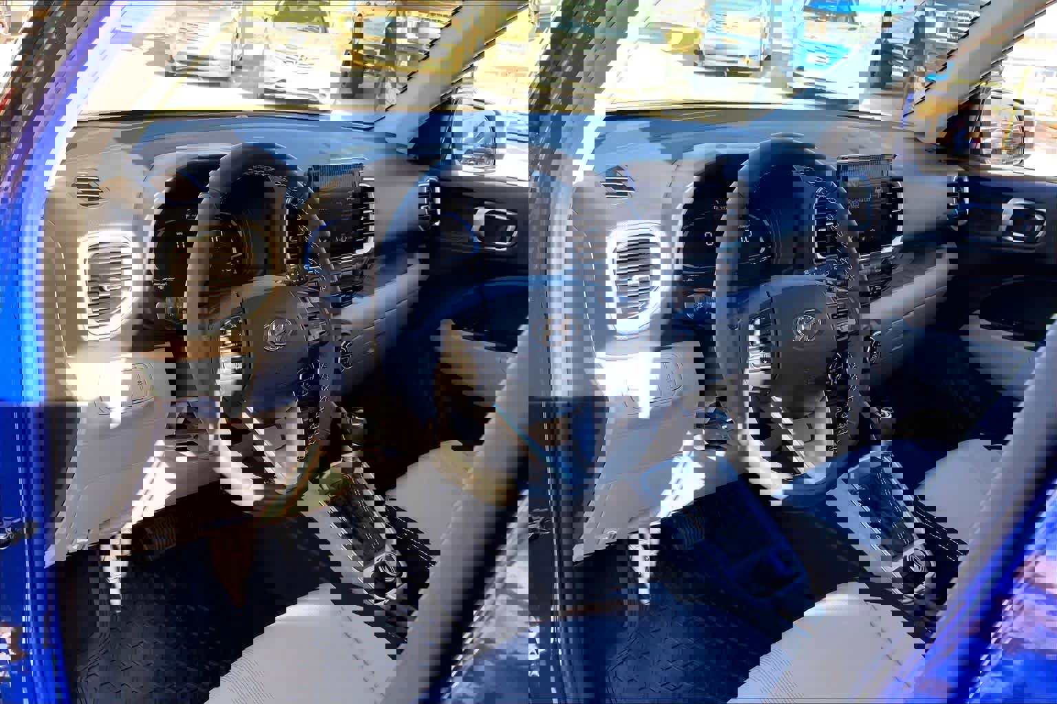 Certified 2025 Hyundai Venue SEL image 17