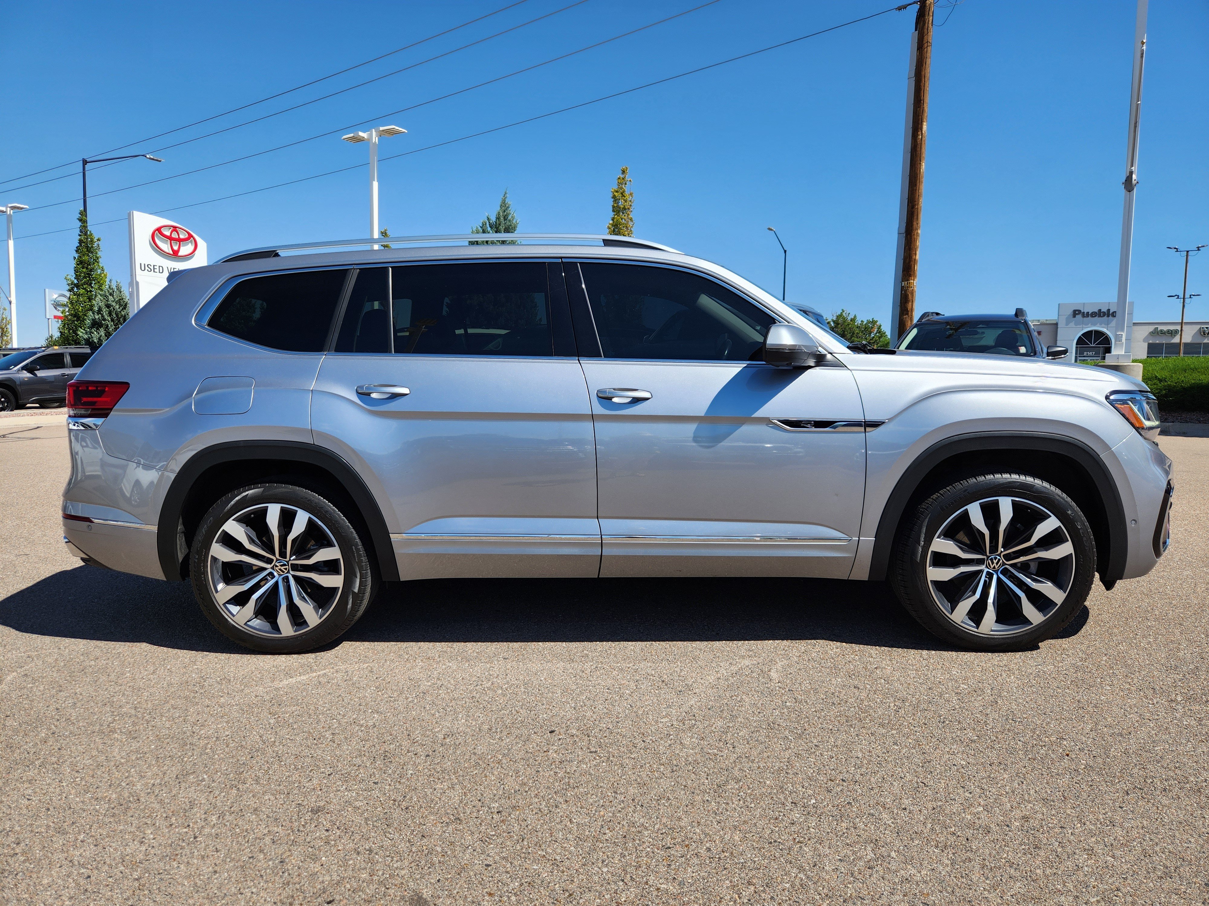 Used 2023 Volkswagen Atlas SEL Premium AWD/4WD image 2