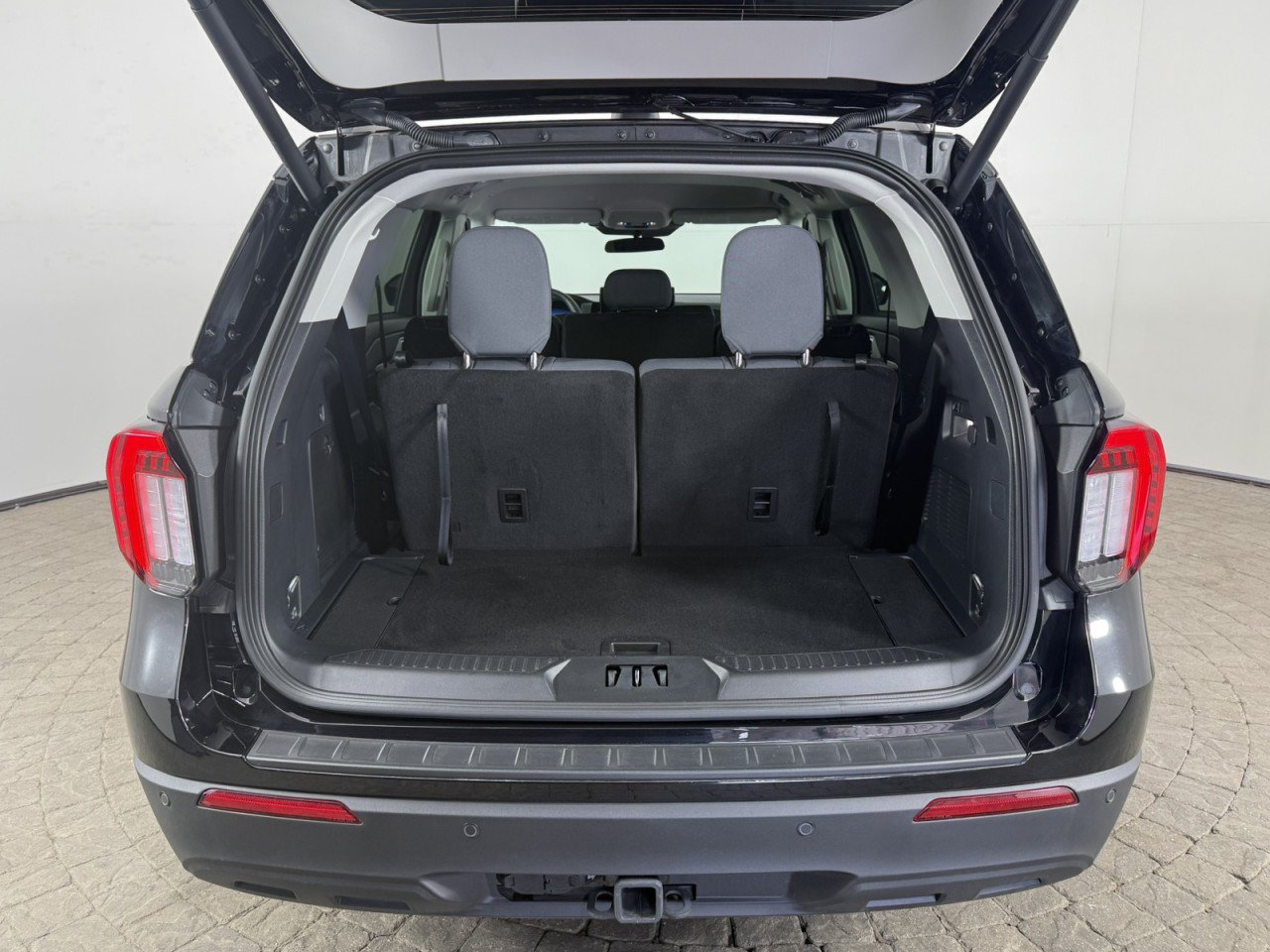 Used 2025 Ford Explorer Active AWD/4WD image 7