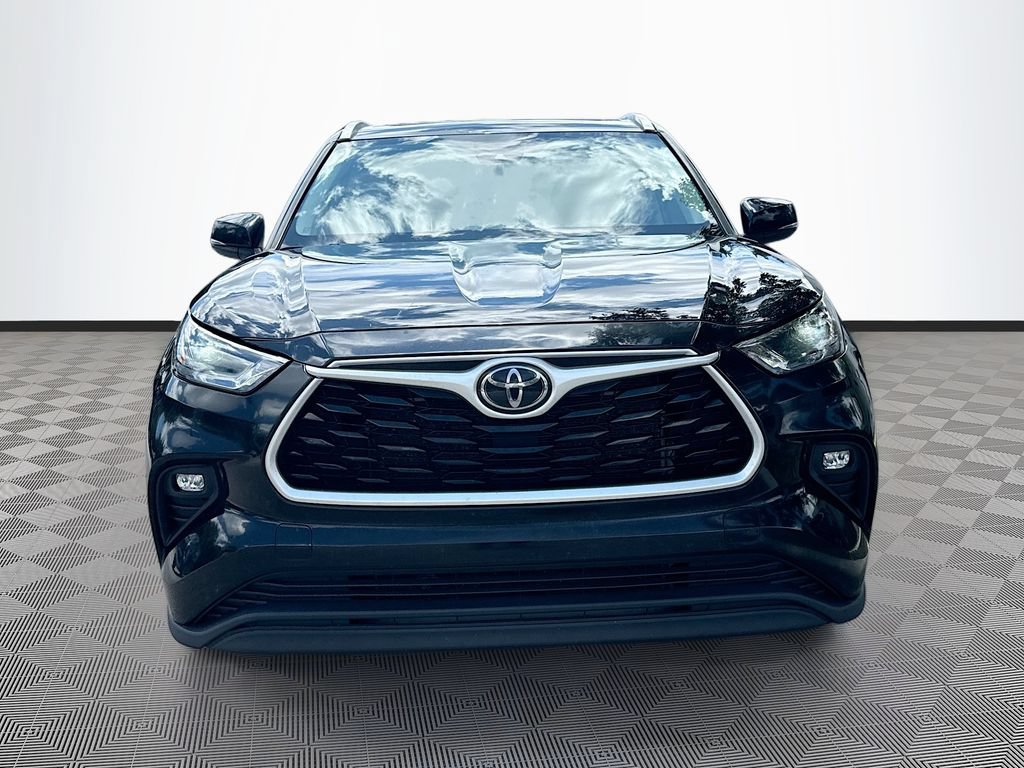 Used 2023 Toyota Highlander XLE FWD image 2