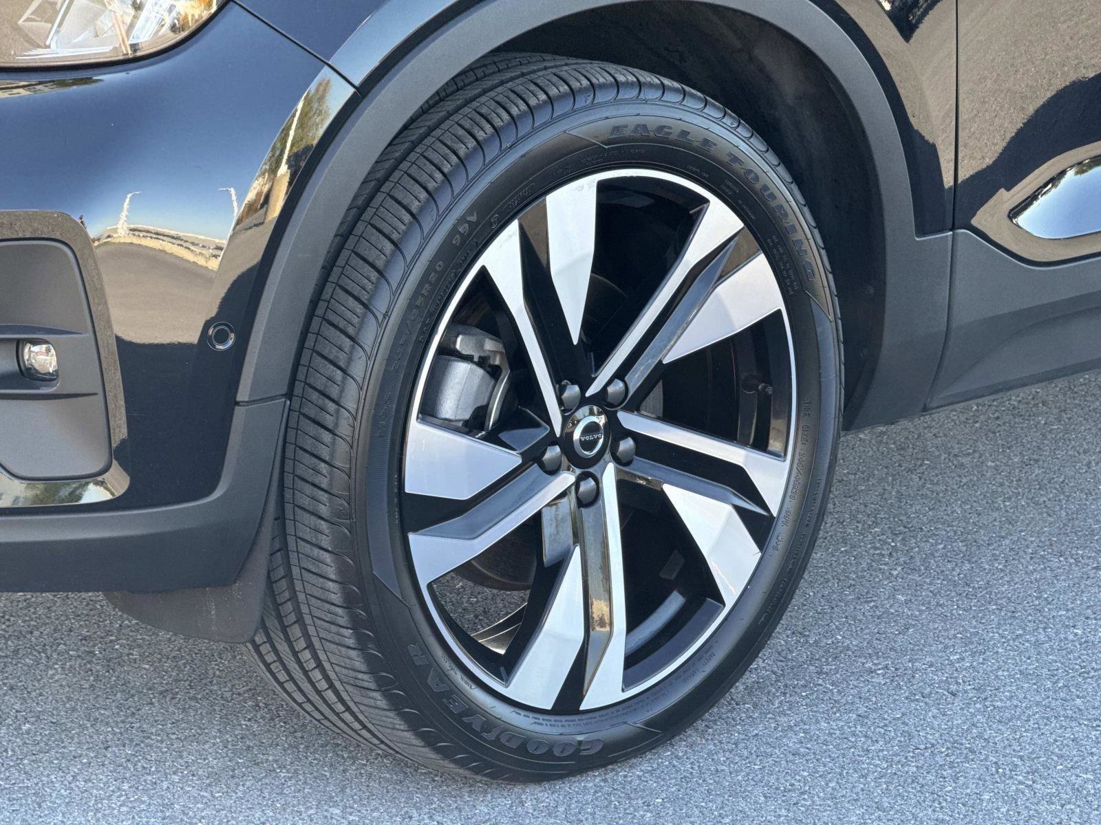 Used 2024 Volvo XC40 B5 Plus w/ Protection Package Premier image 29