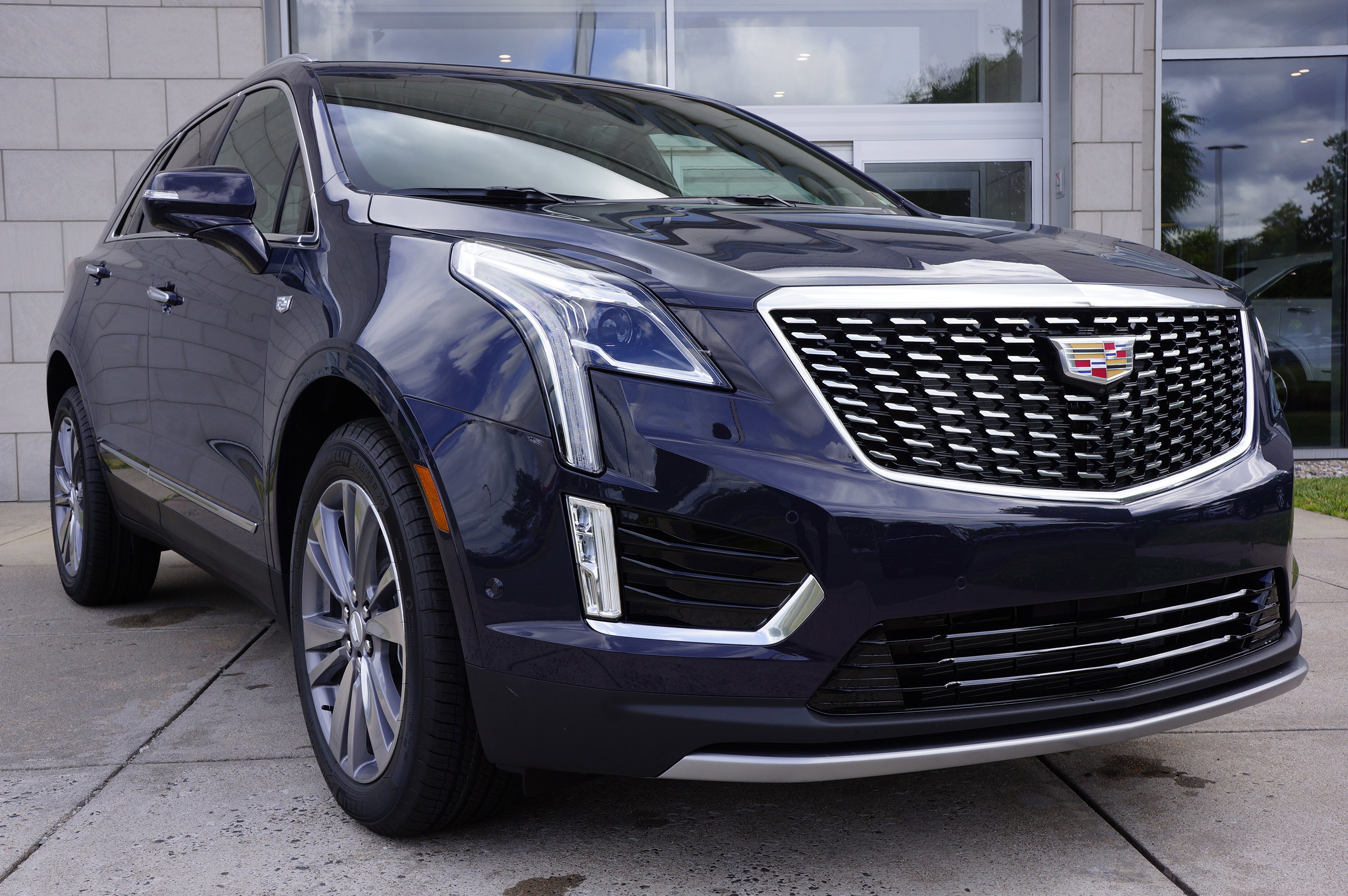 Used 2025 Cadillac XT5 Premium Luxury image 2