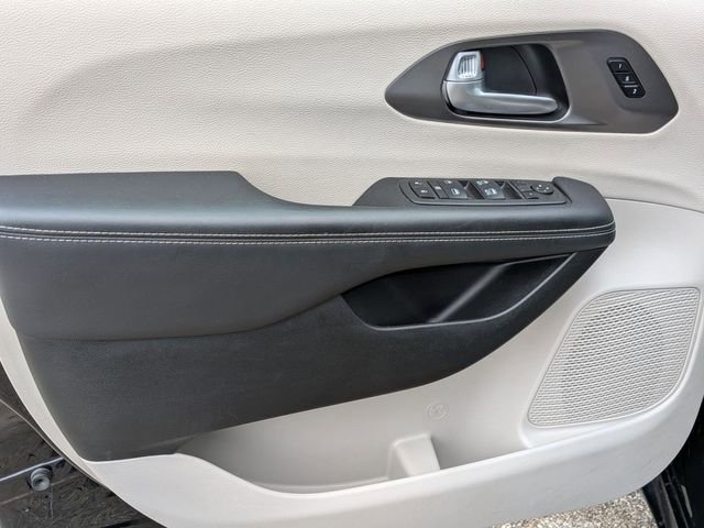 Certified 2024 Chrysler Pacifica Touring-L image 14